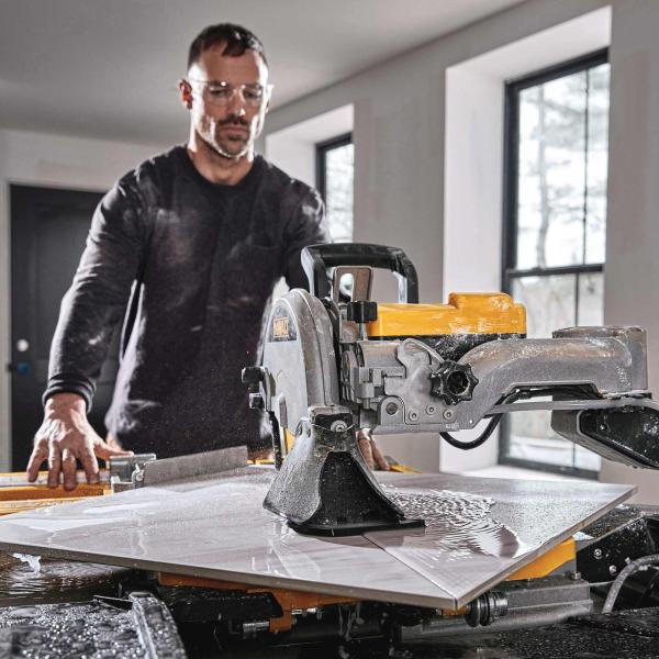 DEWALT D36000 110V WET TILE SAW C/W LEGSTAND