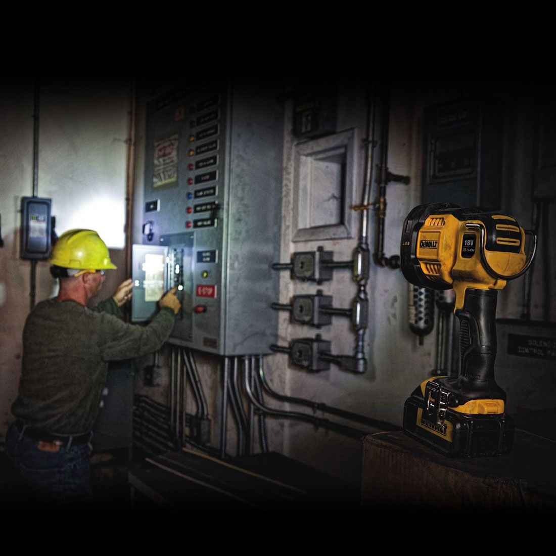 DEWALT DCL043 18V XR LED SPOTLIGHT TORCH BODY