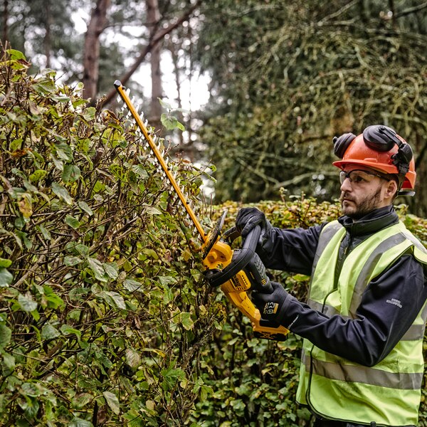 DEWALT DCMHT563P1 18V XR B/LESS HEDGE TRIMMER 1 X5.0AH